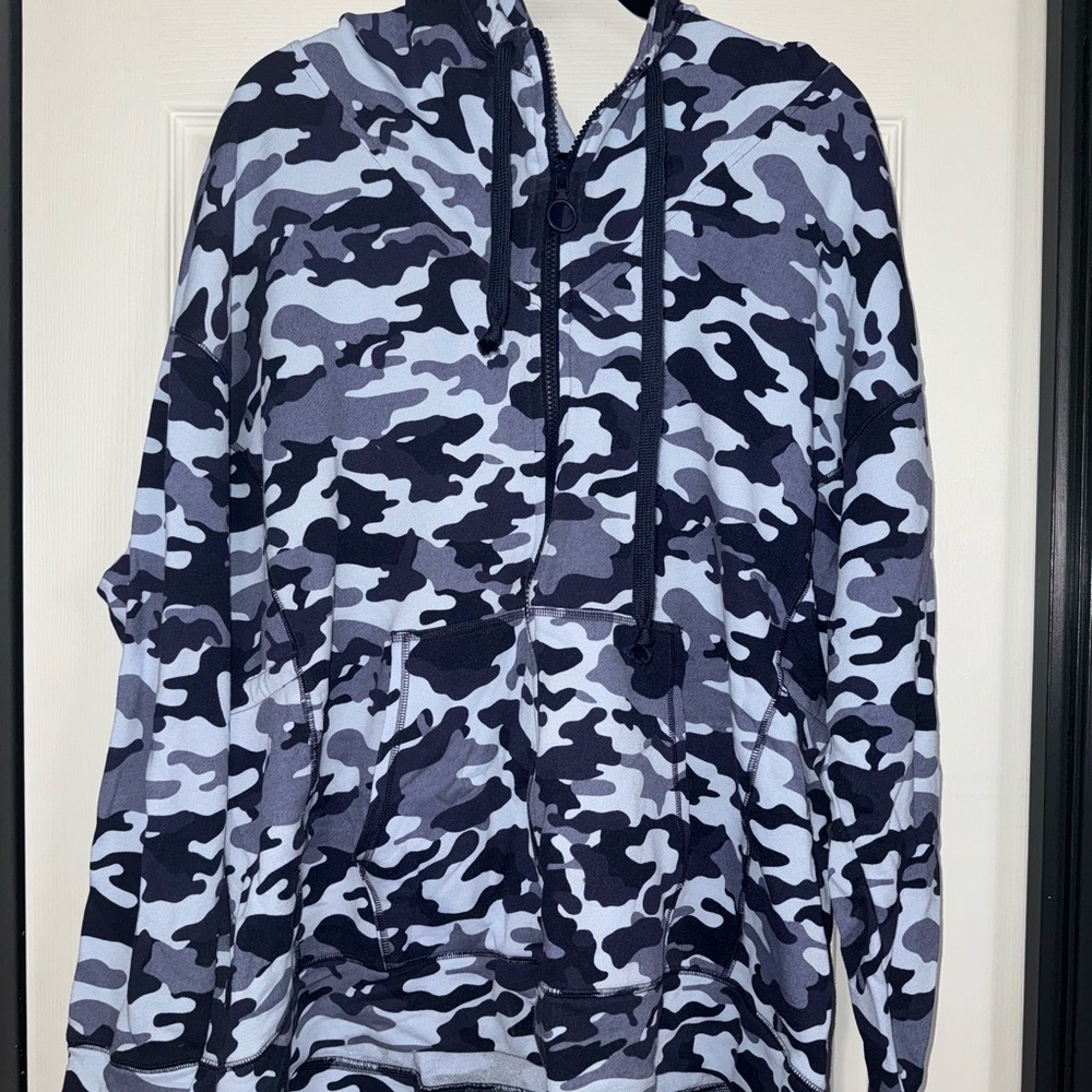 🌟NEW Fabletics Zip Up Camo Hoodie🌟